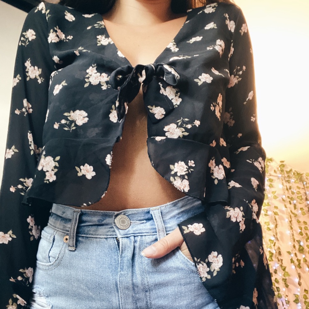 ⚡️AE sheer floral tie front blouse⚡️